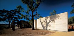 Oblique view along the north elevation with its
robust rammed-earth walls and pergola, which are
strictly aligned with the line of vines. 