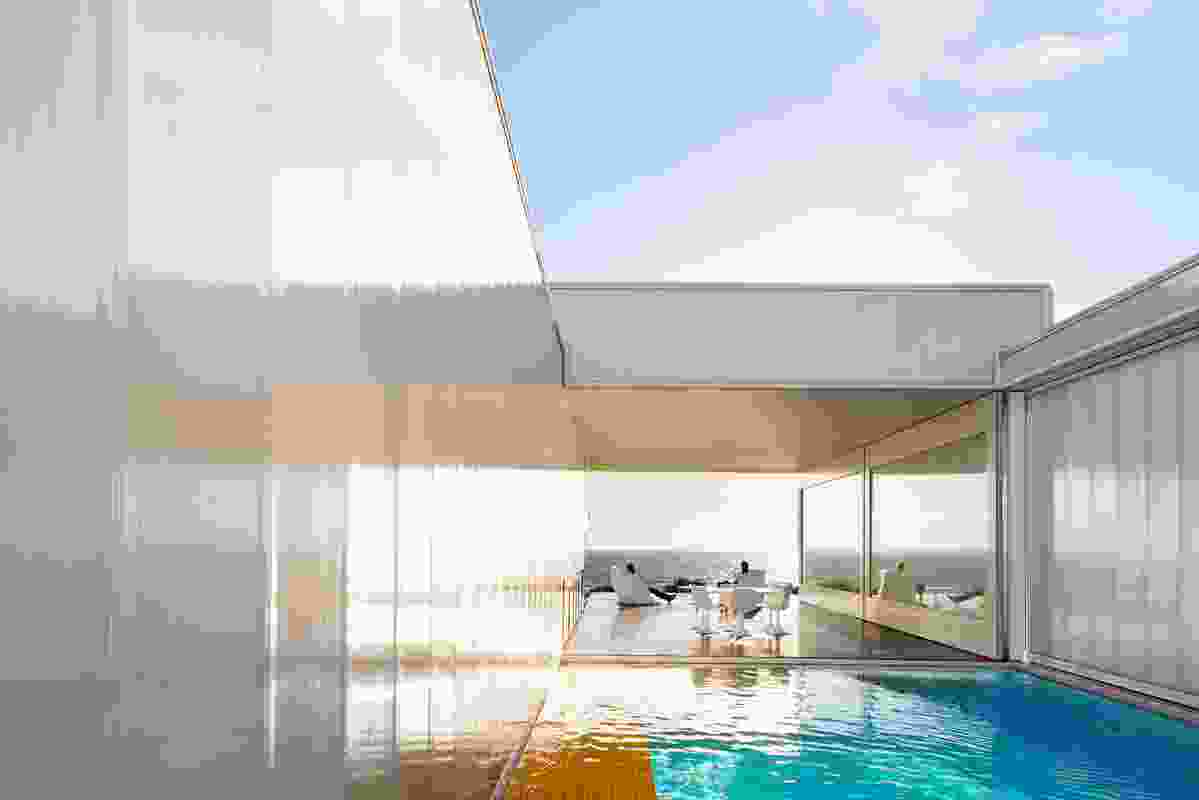The main living space or salon can be opened to views of water at either end – a pool to the north-east and the ocean to the south-west.