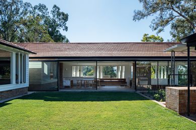 Brisbane Riverbank House by Owen Architecture