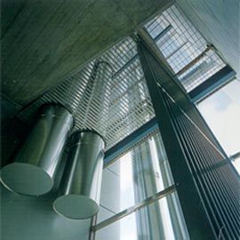 Worms-eye view of the vertical ventilation ducts inside
the north facade. A maintenance grill covers the
void, allowing unimpeded views above.