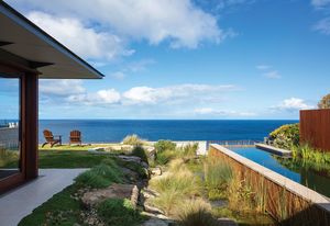 Clifftop Garden contextualizes an existing house by architect Paul Pholeros and natural pool within the site’s dramatic clifftop location.