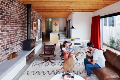 The placement of the courtyard distinguishes the kitchen from the dining/living space, while simultaneously connecting them.