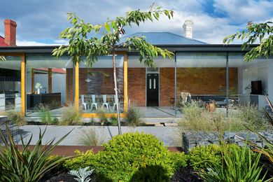 Looking at the extension of Jenny’s House from the garden, the roof appears as “a thin plate resting lightly on tiled bookends.”