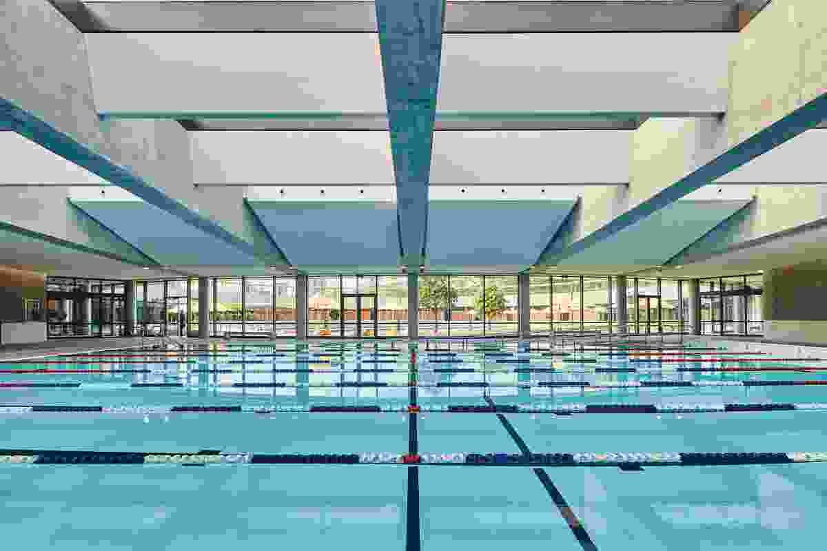 Zenithal lighting differentiates the indoor pools’ atmospheres. Above the 25-metre pool, concrete beams support linear ETFE skylights.