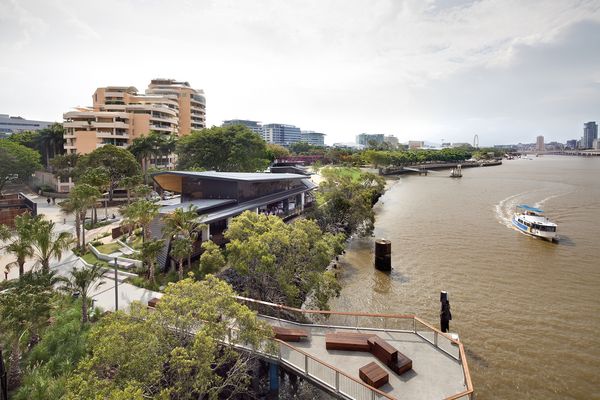 River Quay by Cardno and Arkhefield was a winner at the 2012 Australia Award for Urban Design and winner of the 2014 National Landscape Architecture Award for Design.