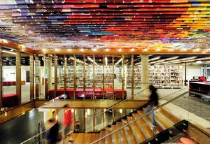 在Qut Kelvin Grove Library,由数百家旧书封面制成的天花板将戏剧添加到楼梯上。