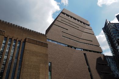The brick of Tate Modern Switch House by Herzog and de Meuron is a recognizable element of scale.
