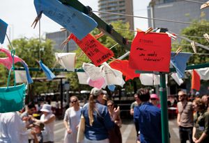 Jess Miley’s Sydney! There’s something I’ve been meaning to tell you invites passers-by to write down their secrets and hang them out on washing lines.