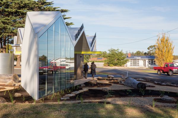 The triangular site informed the Gatehouse’s wedge-shaped plan, which comprises a sheltered seating area, toilet facilities and, housed within its apex, an exhibition room.