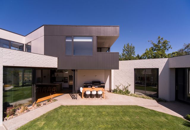The design adopts a courtyard house model that is well-suited to Launceston’s variable climate.