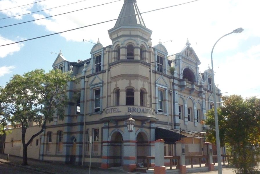 Broadway Hotel, Woolloongabba by Smithica, licensed under CC BY-SA 3.0