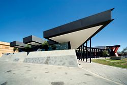 The sloping concrete walls and deep fascia of the Swift Street elevation reference both Enrico Taglietti’s St Kilda Library and local tree-lined levee banks.
