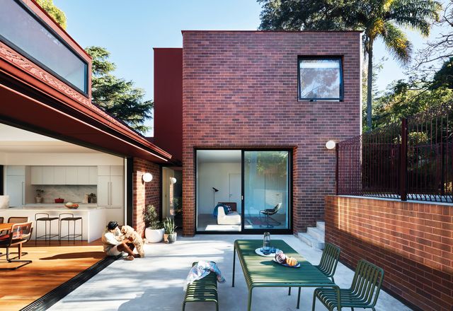 Beautifully detailed with bullnose corners and brick-clad reveals, the new “children’s tower” is connected physically to the courtyard and visually to the main hub of the home.