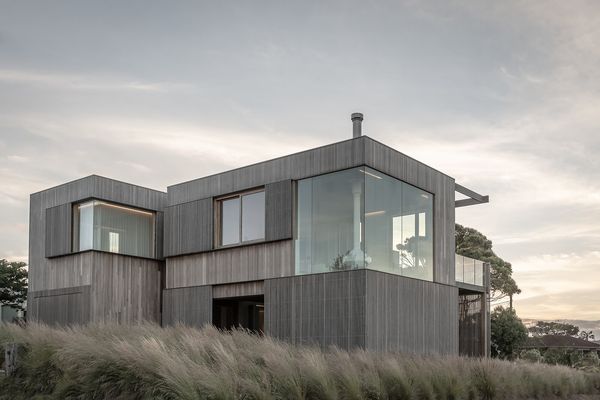 Bermagui Beach House is a sensitive reimagining of the traditional Australian beach house.