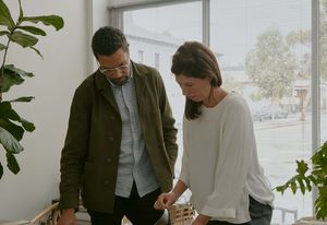 Michael White和Ilana Freadman Helm在练习欺诈者白色的一个小型和有效的队伍。