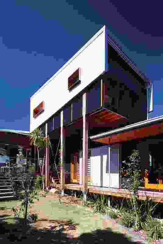 Bundeena Beach House (2004): A walkway links the living pavilion and office/studio.