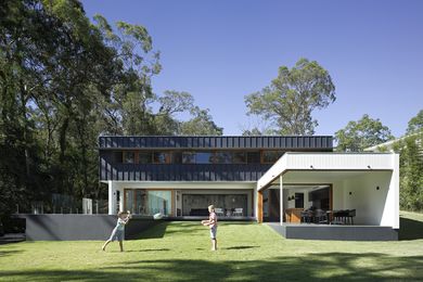 A kitchen/dining pavilion extends into the garden. 