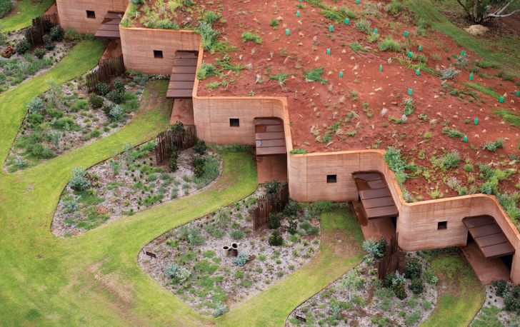 The 230-metre long rammed earth wall at Luigi Rosselli Architects’ The Great Wall of WA helps to insulate 12 short-term accommodation units against the Pilbara’s harsh climate.