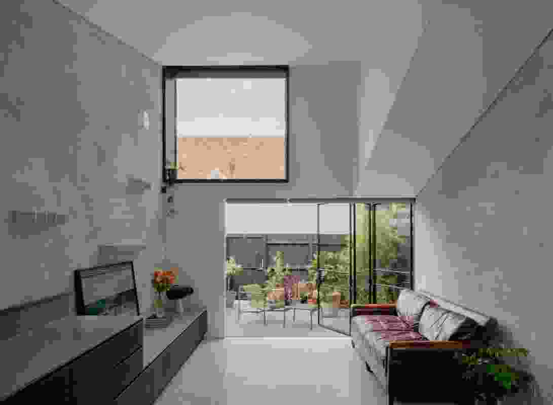North Fitzroy Terrace(2017)精心放置的窗户是对有限场地的回应。