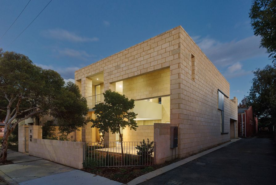 Limestone use in the Gold Street House responds to the historical and material importance of how the “edges” of buildings are constructed in the city of Fremantle. 