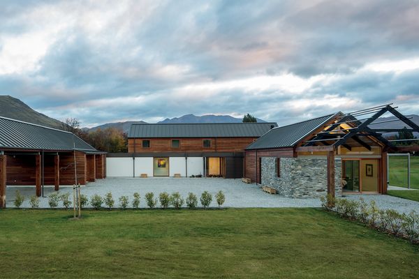 The house comprises three interconnected pavilions formed around a central entry court, much like the traditional grouped farm buildings on which the design is based.
