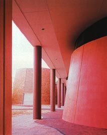 The space under the School of Physiotherapy acts
as an entry to the plaza and as a foyer for the classroom “pods”. The motion analysis lab is to the right.