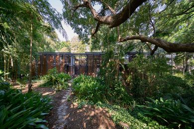 Eucalypt timber battens belie the domestic scale of the building, instead responding to the vast proportions of the landscape.