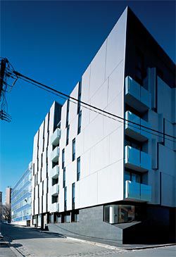 The gaps in
the concrete cladding
become fissures in the
Vale Street facade.