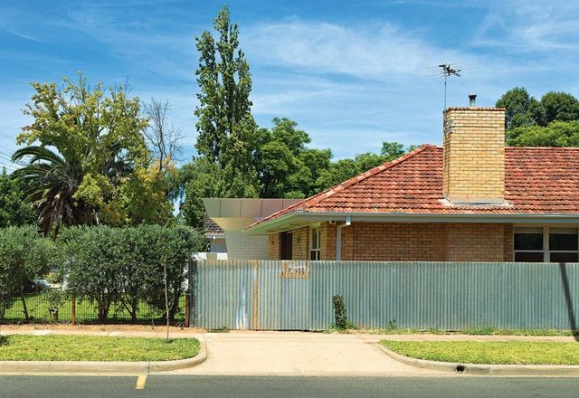 On the outside, the property speaks to Mildura in its own language.