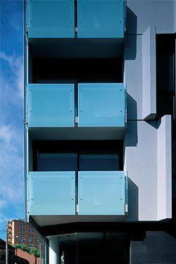 Detail of the
balconies of the Vale
Street facade.