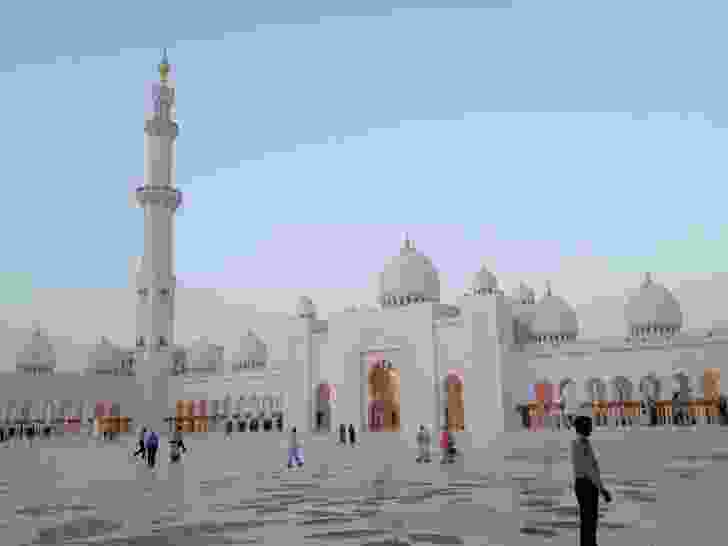 Abu Dhabi: forecourt of the Grand Mosque.