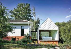 Wrapped in hand- fixed shingles and set on recycled brick plinths, the contemporary pavilions are discrete yet sympathetic to the older home’s character.