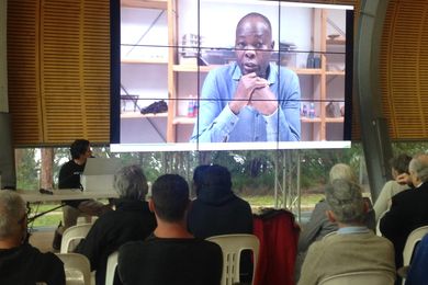 Francis Kéré talking on video.