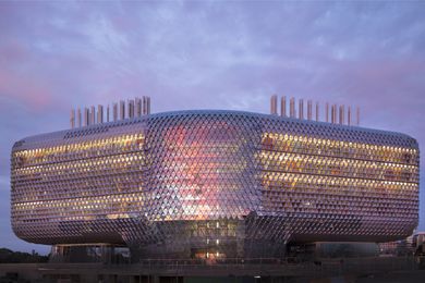 The South Australian Health and Medical Research Institute (SAHMRI) by Woods Bagot accommodates up to 675 researchers.