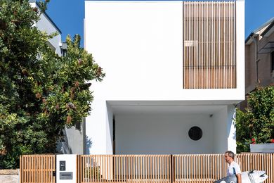 Screens of rosewood timber, left to grey with age in Bondi’s coastal conditions, give natural colour to the home’s exterior.