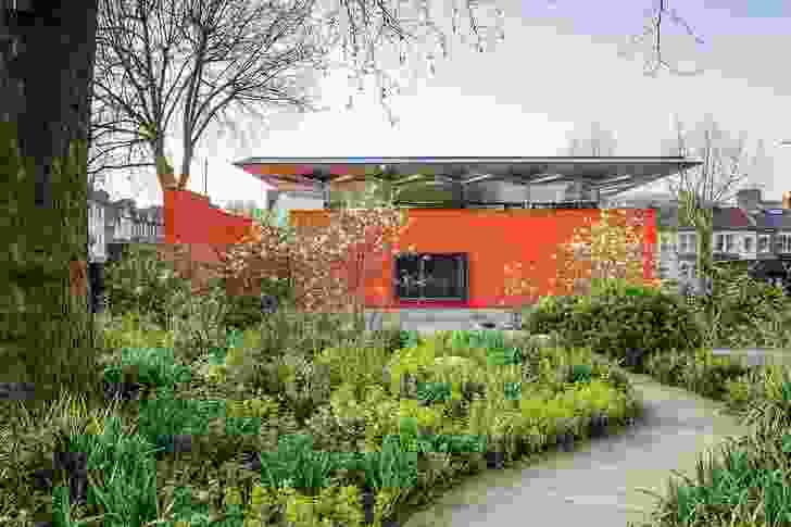 The lushly planted public courtyard at the Maggie’s Centre London creates a sheltered, therapeutic sanctuary for patients and visitors to meet, talk and relax