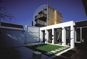 Kelso House 2005. The rear of the house is articulated by a series of white, punctuated fins.