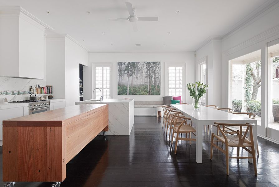 The clean lines of the kitchen and dining area are punctuated by a recycled blackbutt bench. Artwork: Rob Blakers, enlarged image of Tasmanian rainforest. Source: Peter McConchie, Old Growth – Australia’s Remaining Ancient Forests (Melbourne: Hardie Grant Books, 2010).