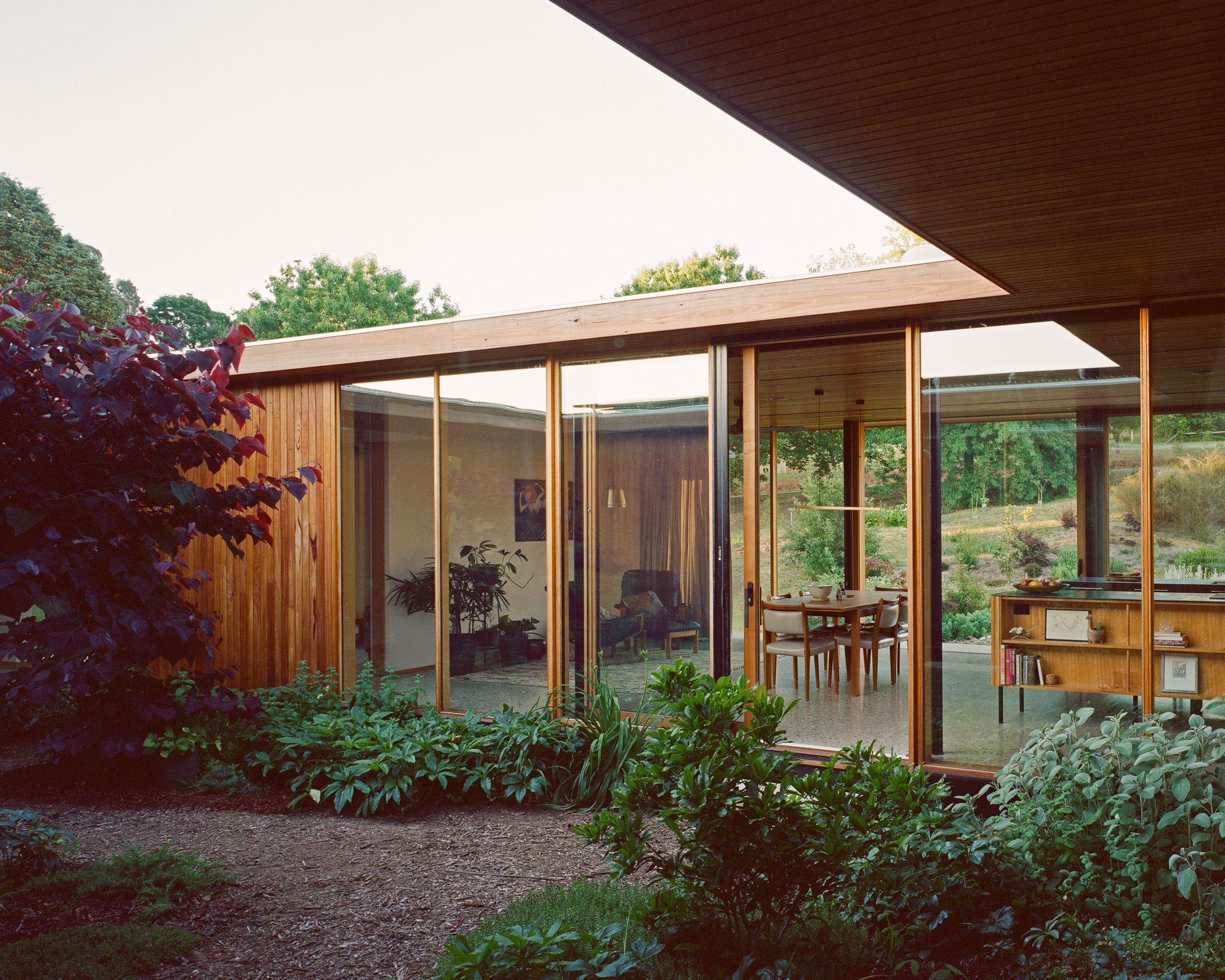 Simple Courtyard System Elegantly simple: Court House by Archier | ArchitectureAu
